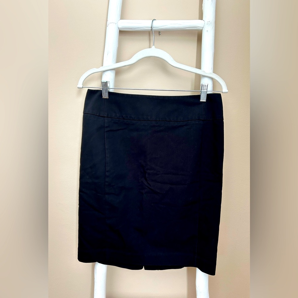 Size 4, black skirt. Zipper in back.